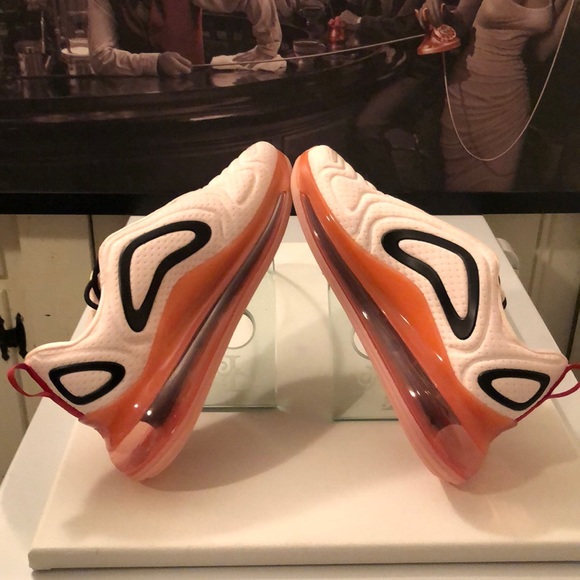 W NIKE AIR MAX 720 - Picture 6 of 8